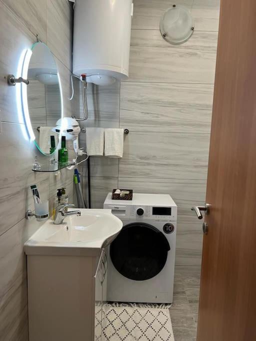 Modern Seaside Apartment With Balcony Tale Apartment Kotor Zewnętrze zdjęcie