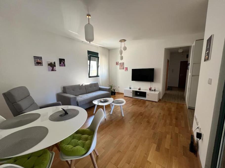 Modern Seaside Apartment With Balcony Tale Apartment Kotor Zewnętrze zdjęcie
