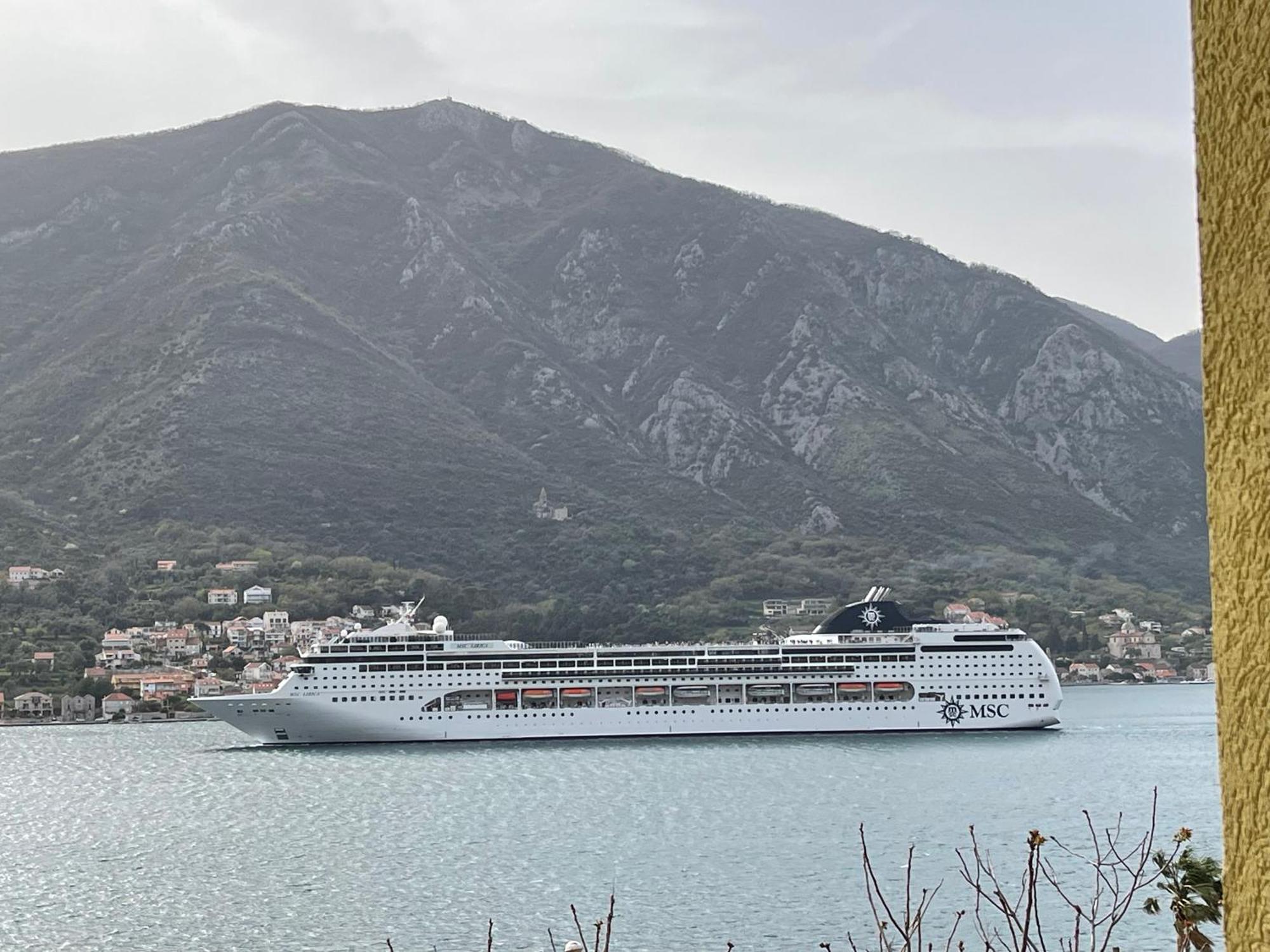 Modern Seaside Apartment With Balcony Tale Apartment Kotor Zewnętrze zdjęcie
